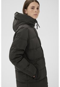 Ciemna, ocieplana kurtka puchowa z kapturem, posiadająca zamek z przodu, boczne kieszenie oraz przeszycia dodające tekstury i ciepła.