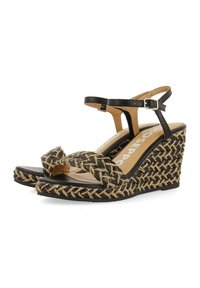 Gioseppo Y DE ALTA CON TRENZADOS PARA TIGARD - Sandalias de cuña - black