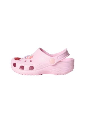 Zueco de goma rosa claro con tira trasera y orificios de ventilación, decorado con pequeños encantos con forma de flor en la parte superior.