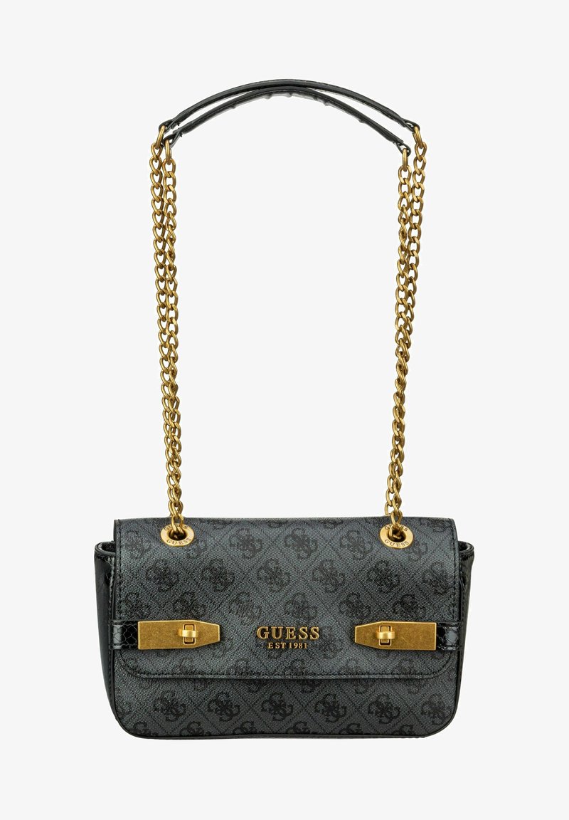 Sac à épaule noir Guess avec bandoulière chaîne dorée, motif logo et détails de fermoir dorés sur le rabat avant.