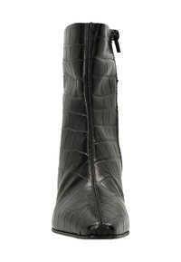 Schwarze Lederstiefelette mit Krokodilprägung, spitzer Zehenpartie und seitlichem Reißverschluss. Verfügt über ein schlankes, hohes Design für eine figurbetonte Silhouette.
