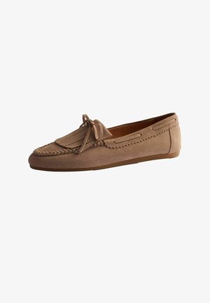 Loafer maro din piele întoarsă cu margine împletită, detaliu cu franjuri și fundiță legată în vârf, cu talpă plată.