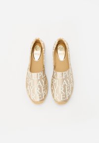 Scarpe slip-on beige con grande testo bianco "REPLAY", materiale textured e suole in juta intrecciata. Fodera interna liscia.