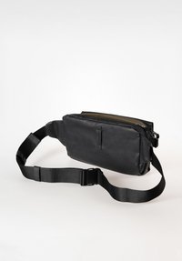 Borsa a tracolla nera in pelle con forma rettangolare, tracolla regolabile, chiusura con zip e tasca frontale. Texture liscia e design minimalista.