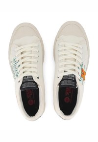 Ténis de lona em off-white com gráficos verdes e laranja, apresentando solas de borracha, atacadores brancos e etiquetas de marca na lingueta.