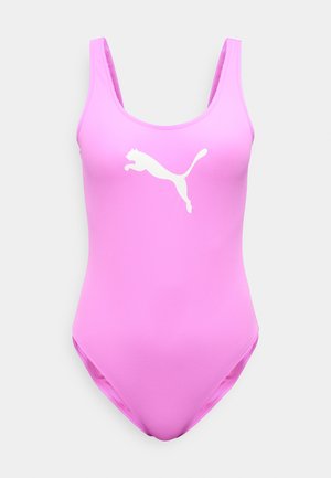 Ροζ ολόσωμο μαγιό με λευκό λογότυπο Puma στο κέντρο του στήθους, αμάνικο με φαρδιές τιράντες στους ώμους.