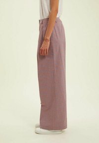Pantalon large à motif check rose et bleu, fabriqué en tissu tissé léger. Doté d'une taille haute et d'une coupe décontractée.