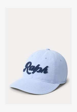 Hellblaues Baseballcap mit gebogenem Schirm und dunkelblauem kursiv geschriebenem "Ralph" auf dem vorderen Panel.