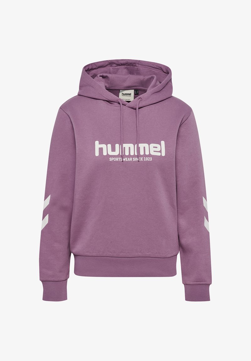 Fioletowa bluza z kapturem wykonana z miękkiego materiału, z logo na przodzie oraz białymi akcentami w kształcie szewronu na rękawach. Posiada kaptur z regulowanym sznurkiem.