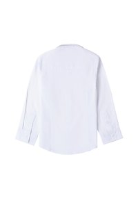 Camicia bianca a maniche lunghe con colletto alla francese, caratterizzata da una texture uniforme, cucitura a yoke sul retro e polsini con bottoni. Design semplice, senza fantasie.