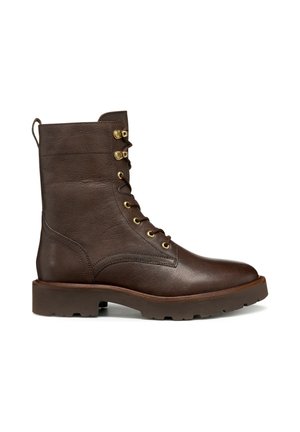 Bottine en cuir marron avec une cheville haute, bout rond, éléments en métal doré et surface texturée. Dotée d'un laçage à l'avant et d'une semelle en caoutchouc durable.