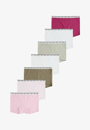 Hét pár férfi boxeralsó különféle színekben és mintákkal, átlósan elrendezve, a "NEXT" feliratú márkás derékrésszel.