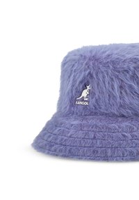 Sombrero de cubo morado y difuso con un acabado texturizado, que presenta un logotipo de canguro bordado en blanco y un ala ancha y plana.