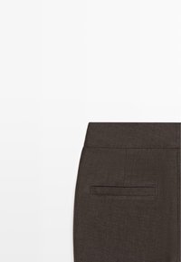 Mørkebrune skræddersyede bukser med et lige linning og en enkelt baglomme med kant på højre side.