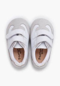 Witte leren en grijze suède peuterschoenen met twee klittenbandsluitingen, ronde vorm en een lichte rubberen zool. "Pisamon" merknaam op de binnenzool.