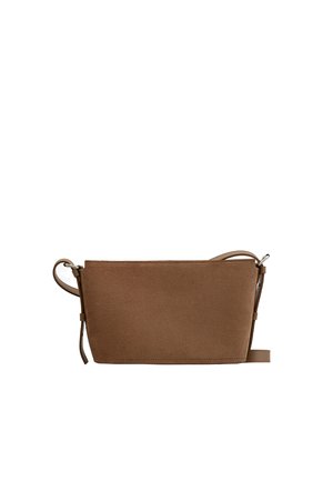 Brązowa torba zamszowa na ramię o prostokątnym kształcie, regulowanym pasku i minimalistycznym designie. Charakteryzuje się gładką teksturą i czystymi liniami.