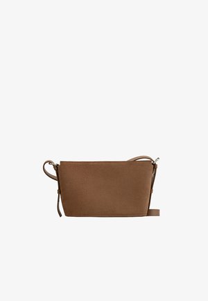 Brązowa torba zamszowa na ramię o prostokątnym kształcie, regulowanym pasku i minimalistycznym designie. Charakteryzuje się gładką teksturą i czystymi liniami.