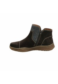 Hnědé semišové kotníkové boty s texturovanou šedou tkaninou, boční zip a vzorovaná gumová podrážka. Disponují kontrastním bílým šitím.