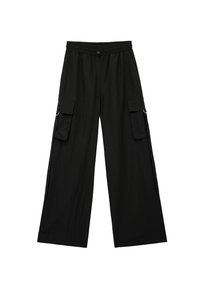Pantalones cargo anchos negros hechos de una tela ligera, con una cinturilla elástica y bolsillos laterales que cuentan con cierres de solapa y herrajes metálicos.