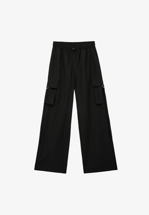 Pantalones cargo anchos negros hechos de una tela ligera, con una cinturilla elástica y bolsillos laterales que cuentan con cierres de solapa y herrajes metálicos.