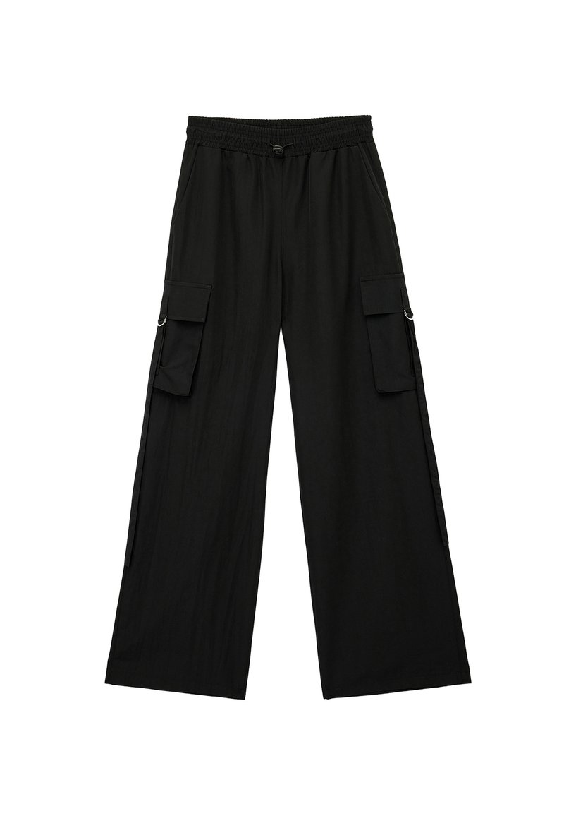 Pantalones cargo anchos negros hechos de una tela ligera, con una cinturilla elástica y bolsillos laterales que cuentan con cierres de solapa y herrajes metálicos.