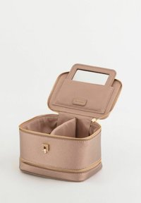 Różowe etui kosmetyczne o teksturowanej powierzchni, z złotym zamkiem błyskawicznym i małym lusterkiem wewnątrz pokrywy. Wnętrze podzielone dla zorganizowanego przechowywania.