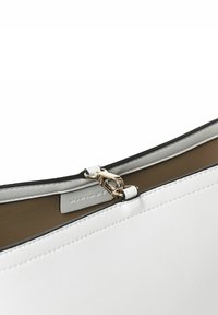 Borsa a mano in pelle bianca con un design strutturato, caratterizzata da una zip in tonalità oro e dettagli neri lungo i bordi. L'interno è di un brown chiaro.