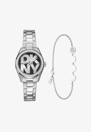 Zilveren DKNY polshorloge met groot logo op een zwarte wijzerplaat en bijpassende zilveren armband met ronde bedels en een schakellinkontwerp.