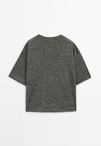 Szara oversize'owa koszulka z krótkim rękawem, wykonana z fakturowanej tkaniny. Tył ma okrągły dekolt i luźny krój.