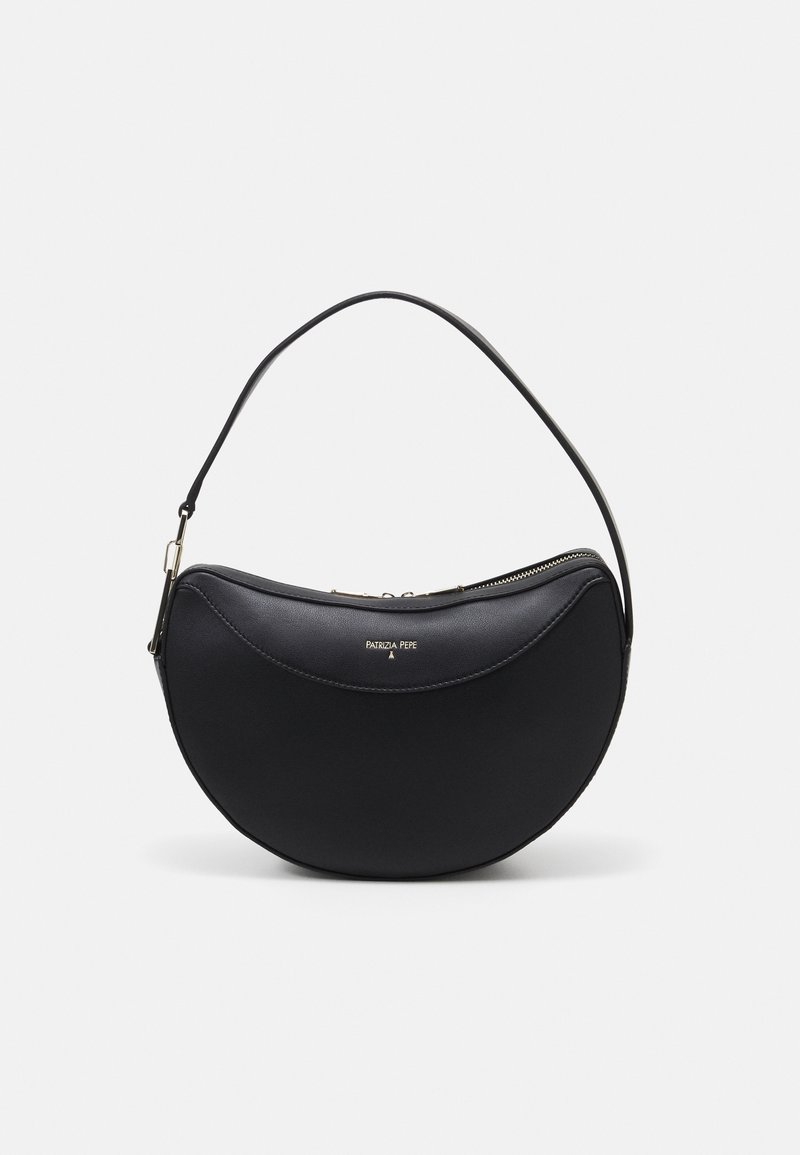 Sac à épaule en cuir noir en forme de croissant avec une seule bandoulière et un petit logo doré "Patrizia Pepe" sur le devant.
