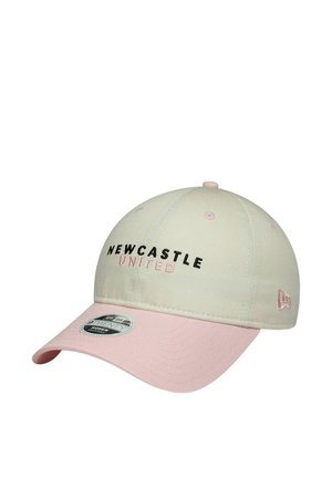 Casquette de baseball beige clair et rose avec "Newcastle United" brodé à l’avant et un autocollant argenté "9TWENTY" sur la visière rose.