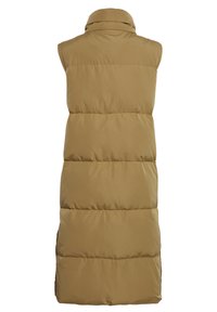 Bezrukavni pufast prsluk u bež boji s visokim ovratnikom, quilted dizajnom i srednjom siluetom. Mekana tekstura i minimalni dodaci.