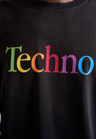 Tricou negru din bumbac cu cuvântul "Techno" scris în litere multicolore: verde, galben, portocaliu, roz, violet și albastru. Gât distrus.