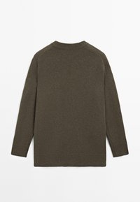 Tmavě olivově zelený svetr, vyrobený z měkké pleteniny, s kulatým výstřihem, dlouhými rukávy a uvolněným střihem s rovnými lemy.