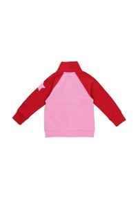 Czerwona i różowa bluza z wysokim kołnierzem, rękawami raglanowymi i różową gwiazdą na lewym ramieniu. Wykonana z miękkiego materiału.