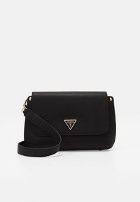 Melna sintētiska pleca soma ar magnētisku atloku, zelta trīsstūra formas logotipa akcentu un noņemamu siksnu. Gluda tekstūra, taisnstūra forma.