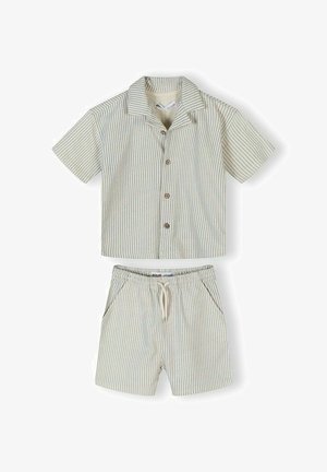 Kinder-Sommeroutfit aus zwei Teilen mit kurzärmeligem Hemd zum Knöpfen und Shorts mit Kordelzug, leichter Stoff mit dünnen vertikalen Streifen.