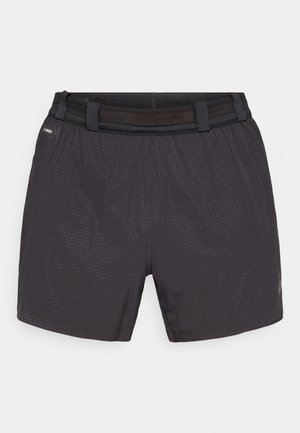 Pantaloncini sportivi neri con motivo testurizzato, vita elastica e passanti per cintura. Materiale leggero adatto per attività sportive.