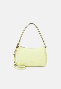 Bolso de cuero amarillo con un detalle trenzado en el lateral, un asa curva y una correa desmontable. Cuenta con cierre de cremallera y una marca sutil.
