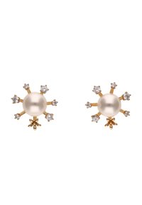 Goldohrringe mit einer zentralen Perle, umgeben von sieben kleinen diamantähnlichen Steinen, mit strahlenartigen goldenen Akzenten, die nach außen verlaufen.