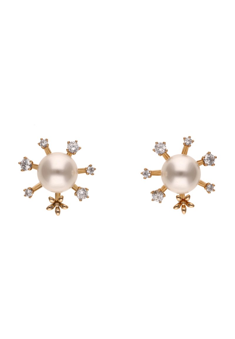 Goldohrringe mit einer zentralen Perle, umgeben von sieben kleinen diamantähnlichen Steinen, mit strahlenartigen goldenen Akzenten, die nach außen verlaufen.