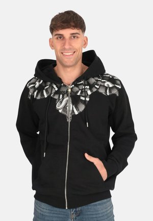 Felpa con cappuccio nera con zip, realizzata in cotone, con una grafica di serpente in grigio e bianco sul petto. Presenta un ampio cappuccio e tasche frontali.