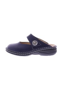 Marine lederen klomp met een ronde neus, elastische band en metalen accent. Beschikt over een gezelschapszool en witte stiknaaddetails.