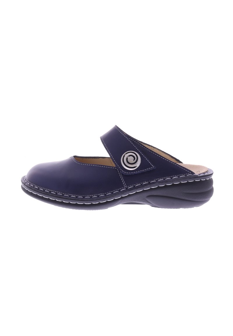 Marine lederen klomp met een ronde neus, elastische band en metalen accent. Beschikt over een gezelschapszool en witte stiknaaddetails.