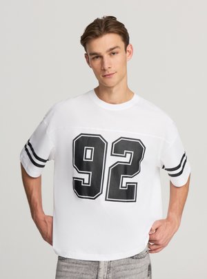 BOXY FIT CON NUMERO - T-shirt con stampa - bianco ottico