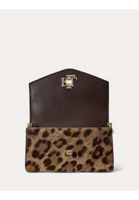 Leopardikuvioinen laukku, jossa on ruskea nahkasisusta, kultahela ja ainutlaatuinen kulmikas läppämalli. Ulkopuoli on eläinkuvioitu ja teksturoitu.