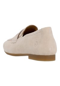 Scarpe slip-on in suede beige con punta arrotondata e suola in gomma trasparente bassa. Presentano cuciture minime e un discreto dettaglio del logo sul lato esterno.