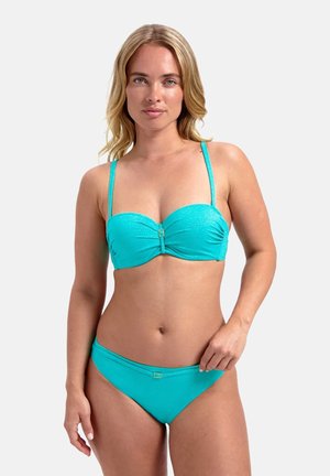 Conjunto de bikini turquesa que presenta un top bandeau brillante con tirantes ajustables y una parte inferior de corte medio. Detalle notable de cierre en el centro.