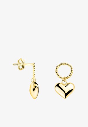 Ohrringe in Herzform aus goldfarbenem Metall, die ein verdrehtes Hoop-Design aufweisen und mit einem hängenden Herzanhänger versehen sind, die eine polierte, reflektierende Oberfläche haben.