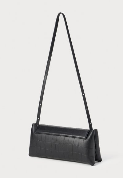 Bolso de hombro de cuero negro con un patrón texturizado de cocodrilo, forma rectangular y una larga correa ajustable. Diseño elegante y minimalista.